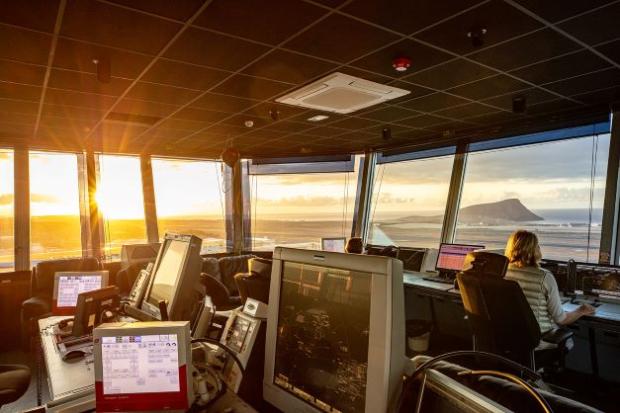 Imagen de puesta de sol desde interior de torre Tenerife Sur