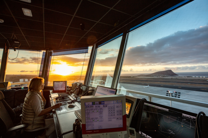 Controladora aérea trabajando en la torre de control de en Tenerife Sur